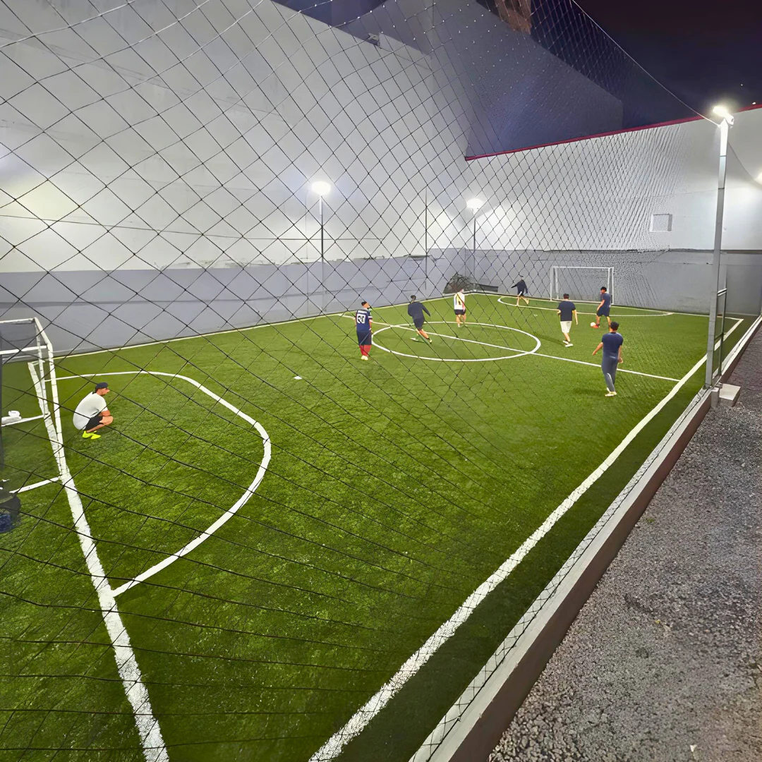 1 Hora de Juego en Cancha de Fútbol + 10 Wings + 2 Cubetazos por $50 en Triple Shot - Image 3