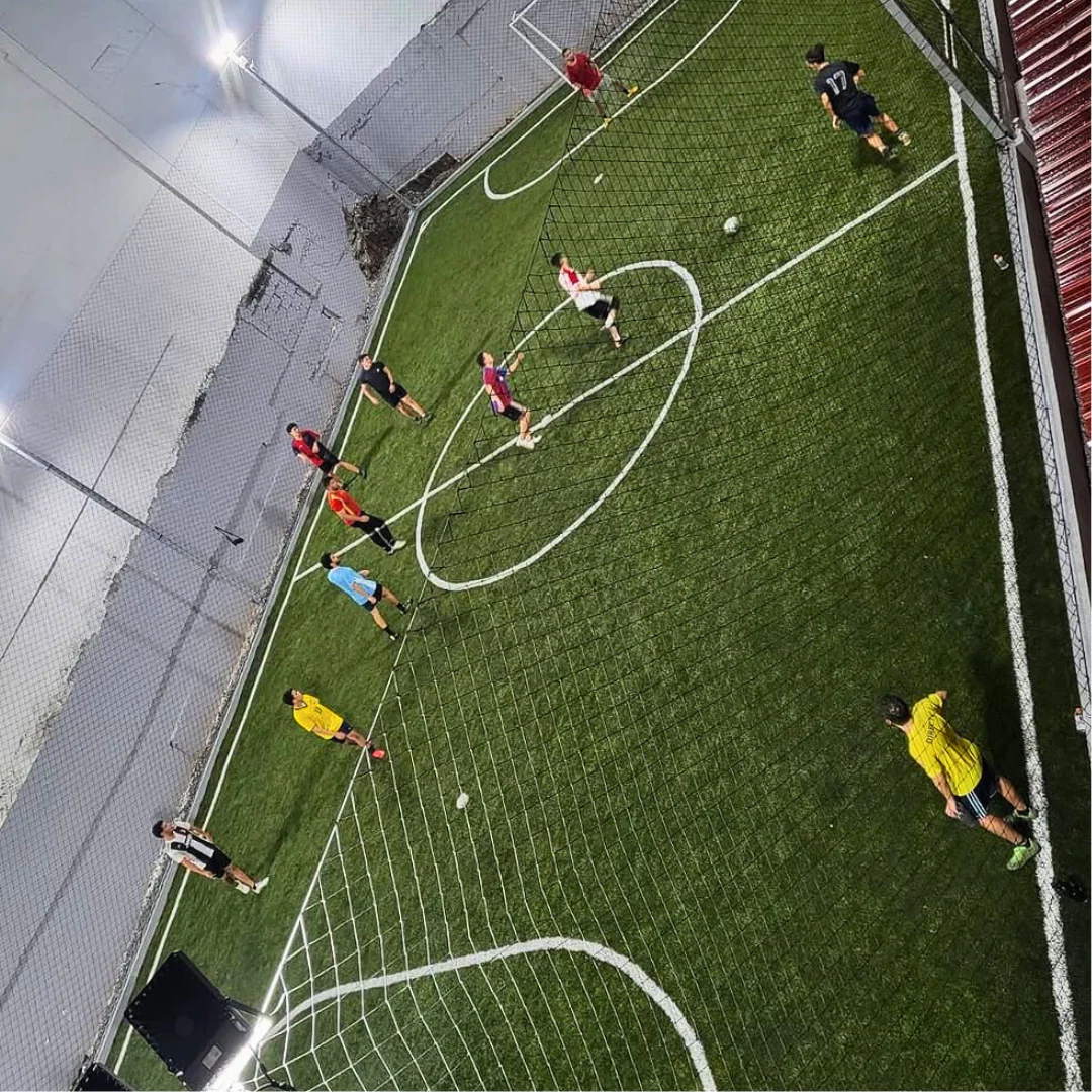 1 Hora de Juego en Cancha de Fútbol + 10 Wings + 2 Cubetazos por $50 en Triple Shot - Image 4