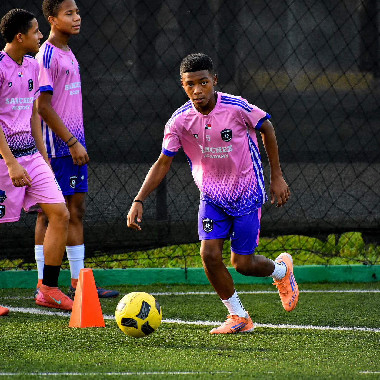 1 Mes de Entrenamiento de Fútbol para Niños y Jóvenes desde Sub6 hasta Sub16 por $25 en Sánchez Soccer Academy - Image 4