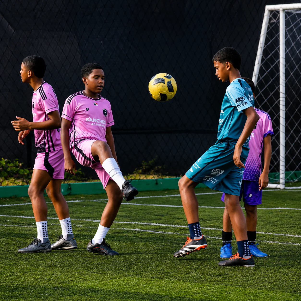 1 Mes de Entrenamiento de Fútbol para Niños y Jóvenes desde Sub6 hasta Sub16 por $25 en Sánchez Soccer Academy - Image 7