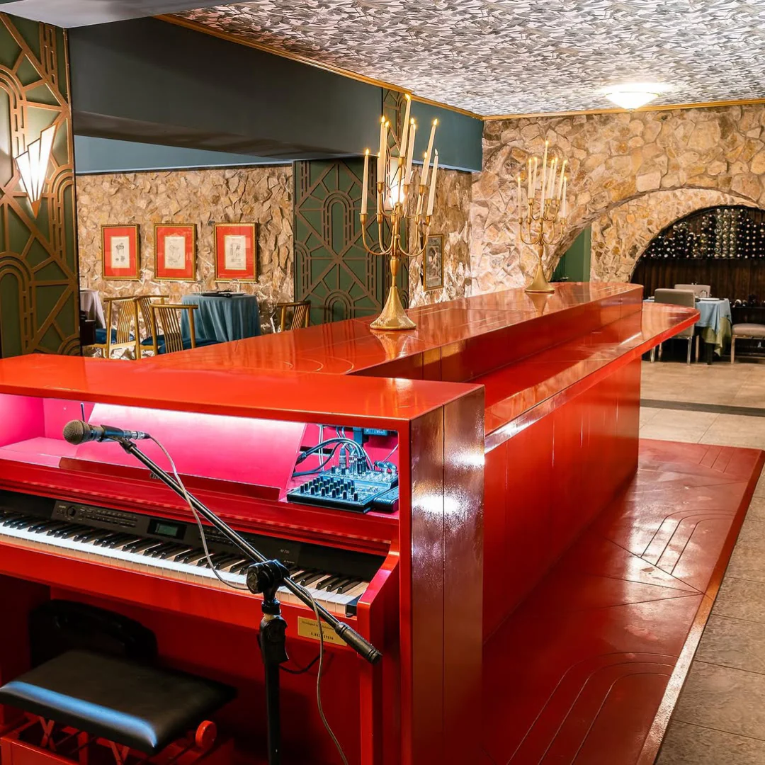 2 Burgers de la Casa + Papas con Ajo y Mantequilla + 2 Bebidas por solo $25 en Piano Bar - Image 4