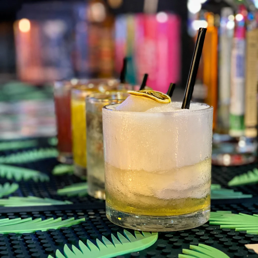 Open Bar por 1 Hora + Vaso Coleccionable Drink Stop + Entrada a Chill Out para 2 Personas por $10 en Drink Stop - Image 3