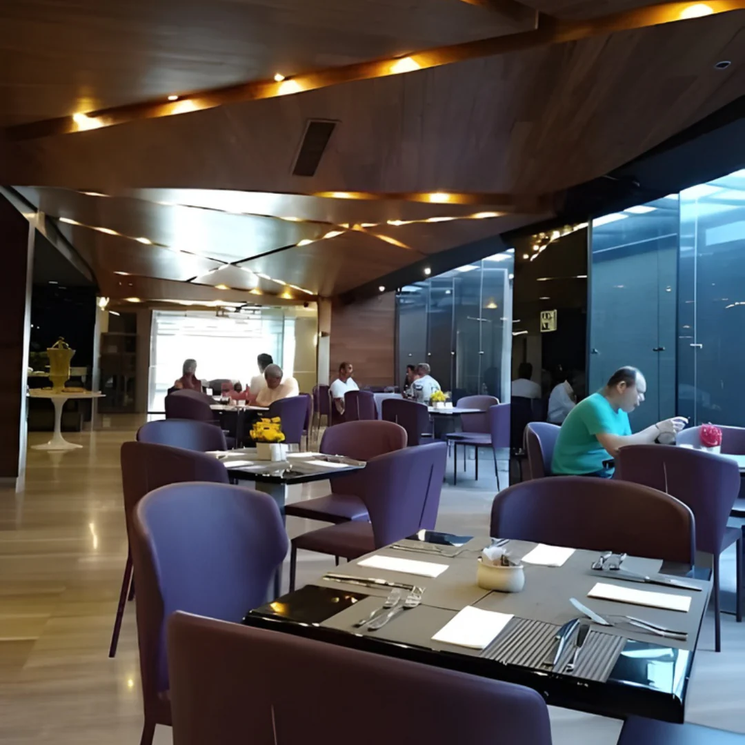 Estadía en SUITE + Botella de Vino y Tabla de Fríos + Desayuno para 2 Personas por $99 en Hotel Exe Oriental - Image 6
