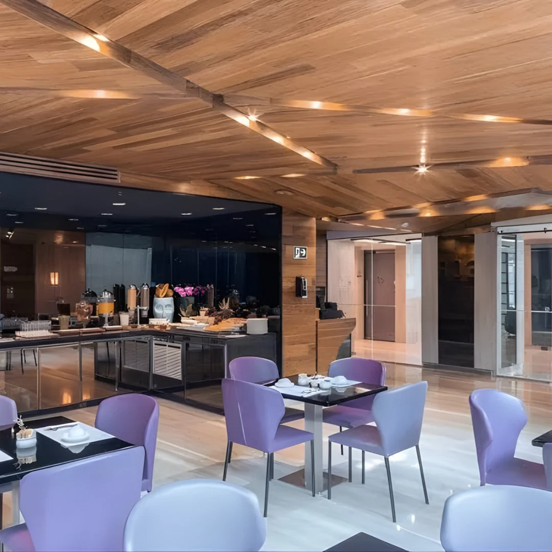 Estadía en SUITE + Botella de Vino y Tabla de Fríos + Desayuno para 2 Personas por $99 en Hotel Exe Oriental - Image 8