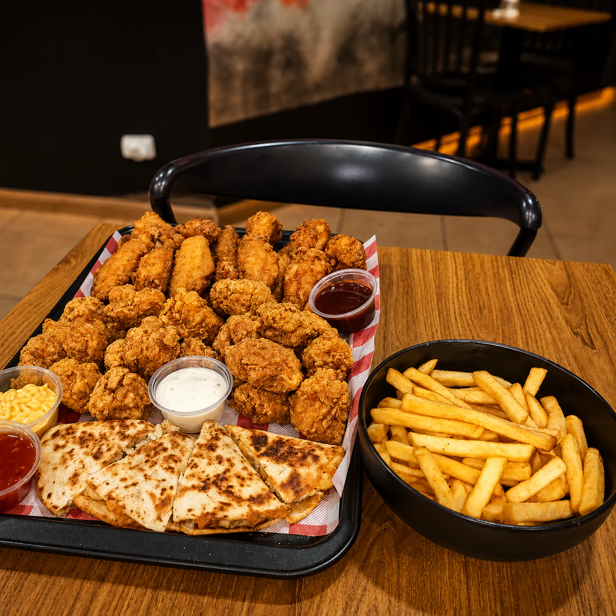 Family Pack: 25 Alitas + 25 Boneless + Quesadilla + Papas + 4 Bebidas por $30 en Alitas Salvajes Pub - Image 3