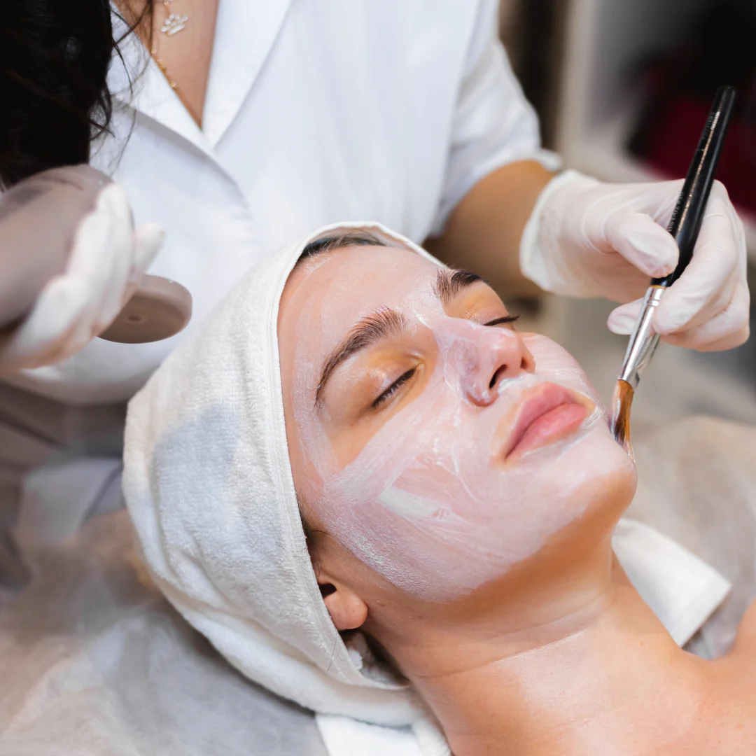 Limpieza Facial Completa con Mascarilla, Exfoliación, Máscara LED y más por solo $12 en Amaran Spa - Image 3