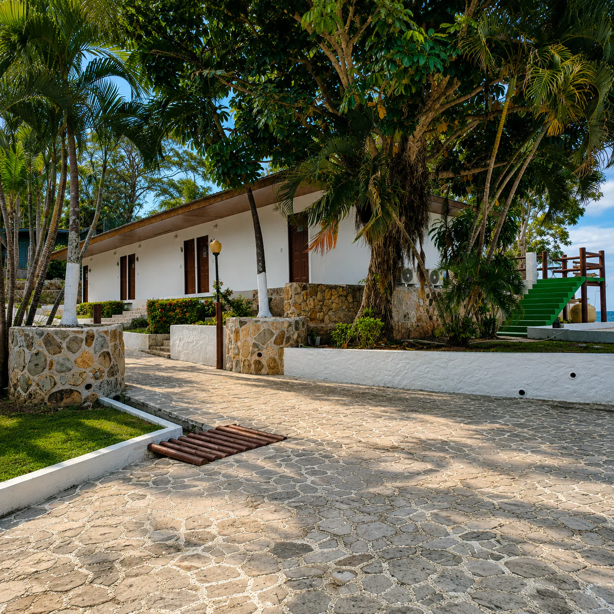Estadía para 2 Personas + Tour de Isla + Posible Avistamiento de Ballenas por $120 en Hotel Punta Galeón Resort - Image 10