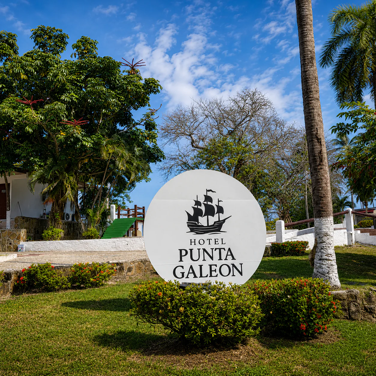 Estadía para 2 Personas + Tour de Isla + Posible Avistamiento de Ballenas por $120 en Hotel Punta Galeón Resort - Image 14