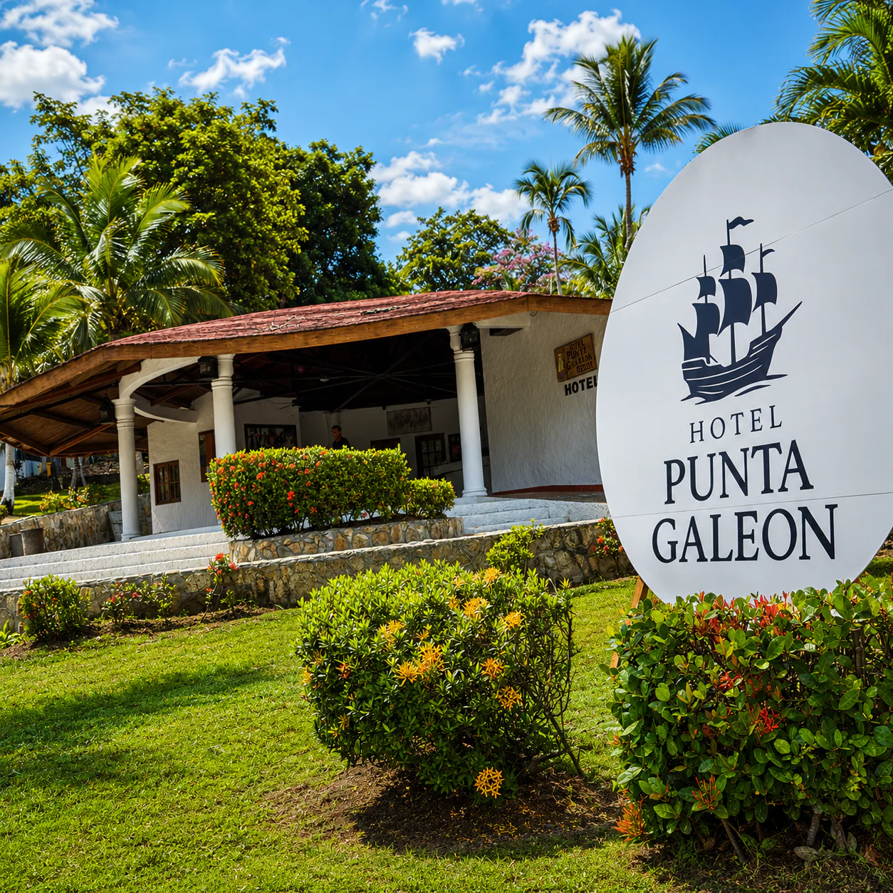 Estadía para 2 Personas + Tour de Isla + Posible Avistamiento de Ballenas por $120 en Hotel Punta Galeón Resort - Image 3