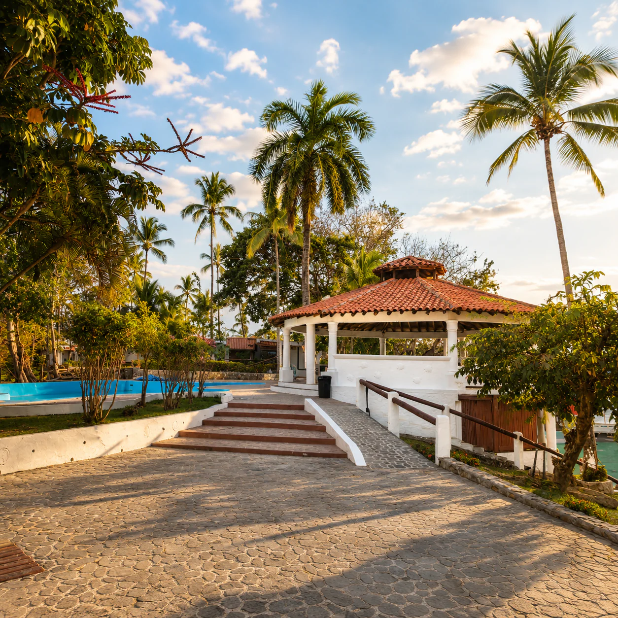 Estadía para 2 Personas + Tour de Isla + Posible Avistamiento de Ballenas por $120 en Hotel Punta Galeón Resort - Image 4