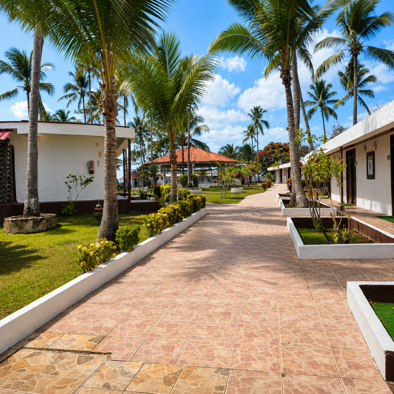Estadía para 2 Personas + Tour de Isla + Posible Avistamiento de Ballenas por $120 en Hotel Punta Galeón Resort - Image 6