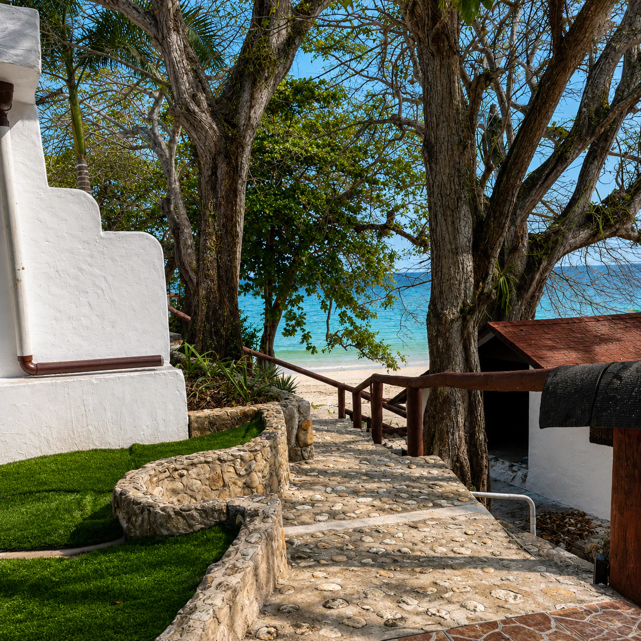 Estadía para 2 Personas + Tour de Isla + Posible Avistamiento de Ballenas por $120 en Hotel Punta Galeón Resort - Image 9