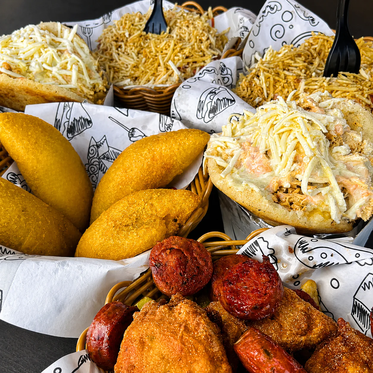 2 Arepas de Pollo Chicharrón + Empanadas + 2 Bebidas por solo $15 en Arepitas Q Chimba - Image 2
