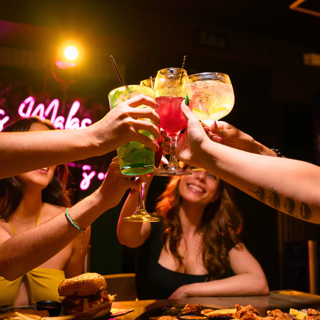 Paga $20 y Consume $35 en Comidas y Bebidas en Par de Pintas - Image 5