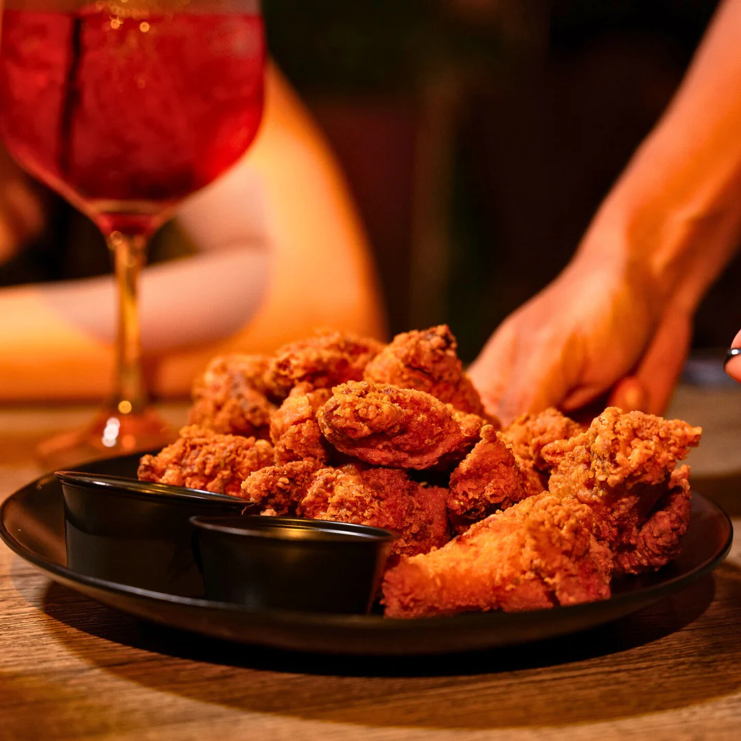Paga $20 y Consume $35 en Comidas y Bebidas en Par de Pintas - Image 6